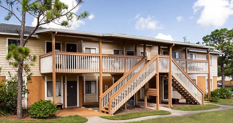 Exterior views of The Reserves of Melbourne Apartment Homes in Melbourne, FL